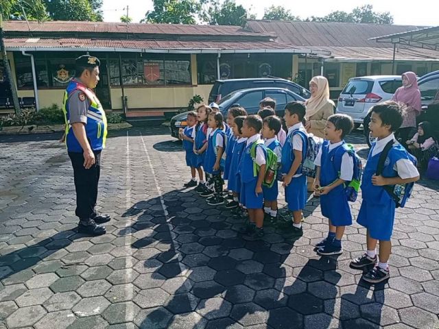 Polsek Prigen Menerima Kunjungan dari Anak -  anak TK Darmawanita 1 Kelurahan Prigen Kec Prigen Kab Pasuruan 