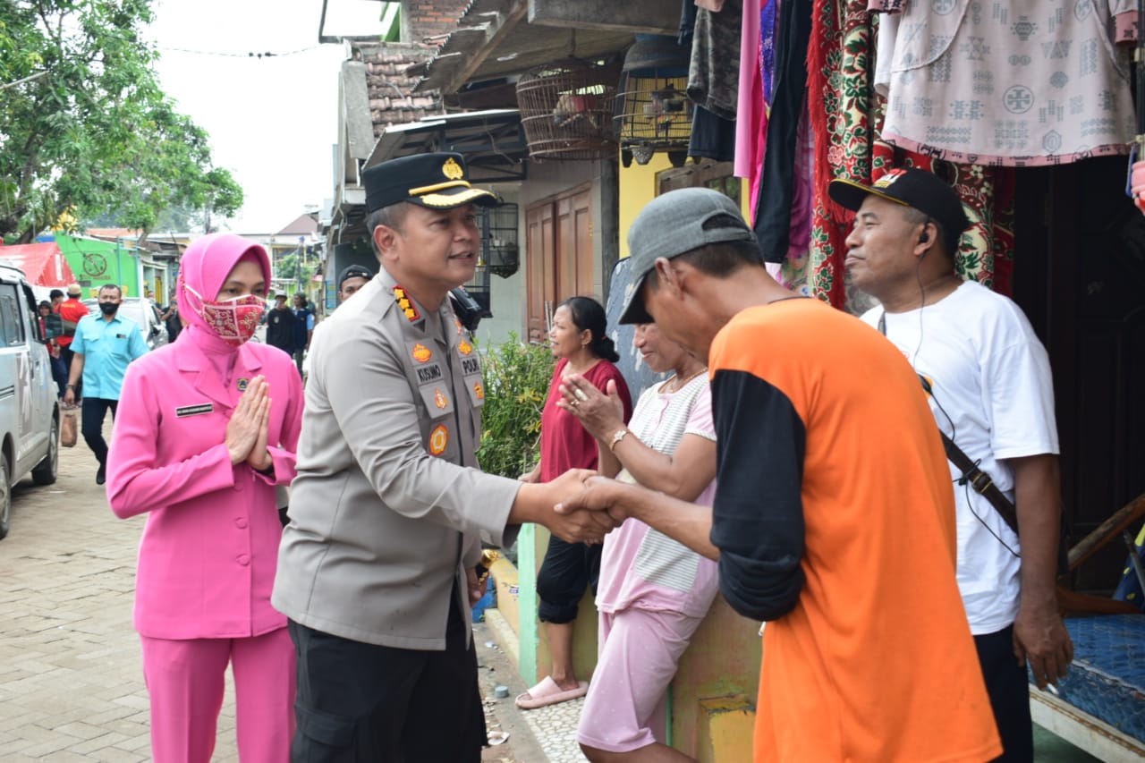 Polisi Pulihkan Semangat Anak di Lokasi Bencana Puting Beliung Sidokepung