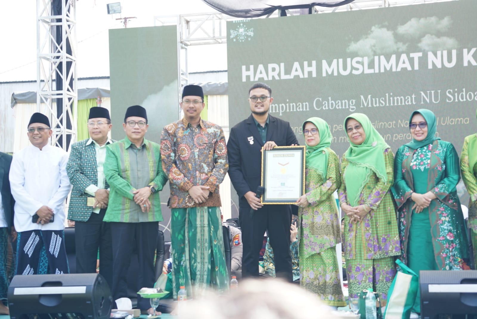 HUT Muslimat NU ke-77 Pecahkan Rekor MURI Makan Kupang Lontong Sidoarjo