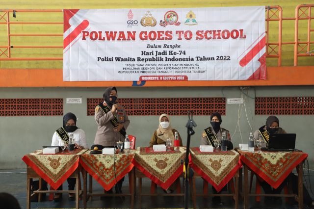 Sambut HUT ke-74 Polwan, Srikandi Polres Mojokerto Gelar Polwan Goes To School Di SMAN 1 Puri