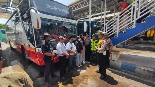 Polisi Memberikan Himbauan Keselamatan Kepada Sopir dan Penumpang Bus