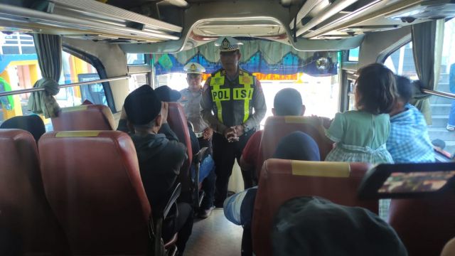 Polisi Memberikan Himbauan Keselamatan Kepada Sopir dan Penumpang Bus